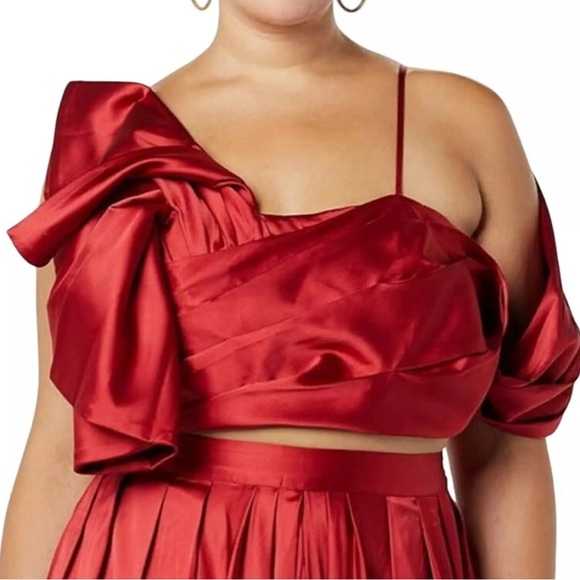 Making The Cut Cropped Top Women's Size‎ M Red Satin Drapey Shoulder Blouse - Picture 1 of 5